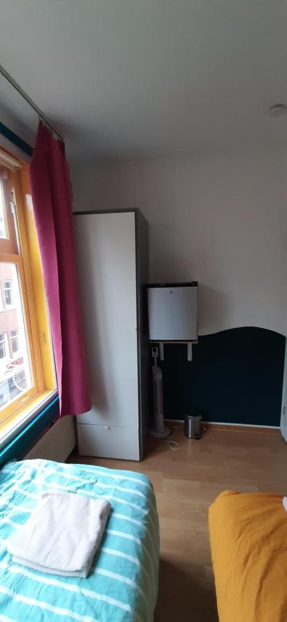 Michelle, Not For Parties, Not A Hotel, With Shared Bathroom, No Kitchen Séjour chez l'habitant Amsterdam