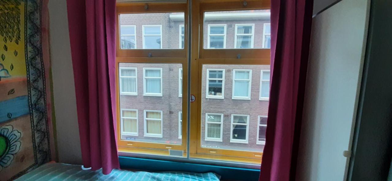 Séjour chez l'habitant Michelle, Not For Parties, Not A Hotel, With Shared Bathroom, No Kitchen Amsterdam